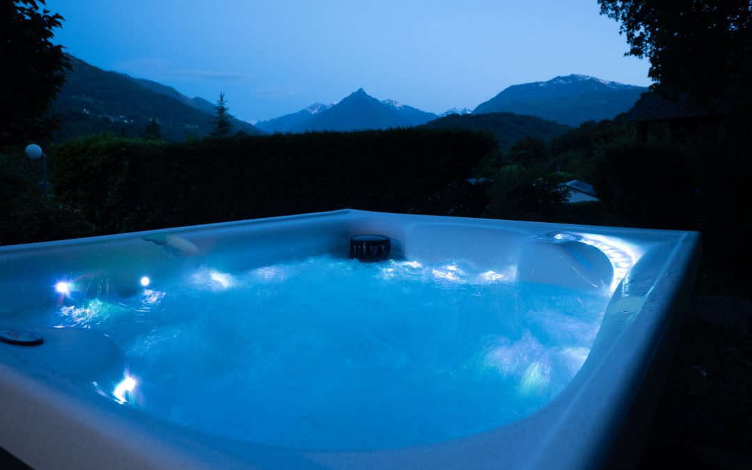 💧 Découvrez le Jacuzzi du Chalet zen Nid d’Amour – Bien-être au cœur des Hautes-Pyrénées